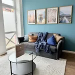 Neu Renovierte Mit Kueche, Klima & Waschtrockner - Nahe Zentrum 아파트 *