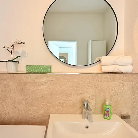 Neu Renovierte Mit Kueche, Klima & Waschtrockner - Nahe Zentrum Appartement *